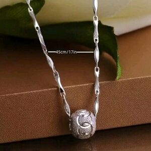 Elegant silver necklace with pendant gift box